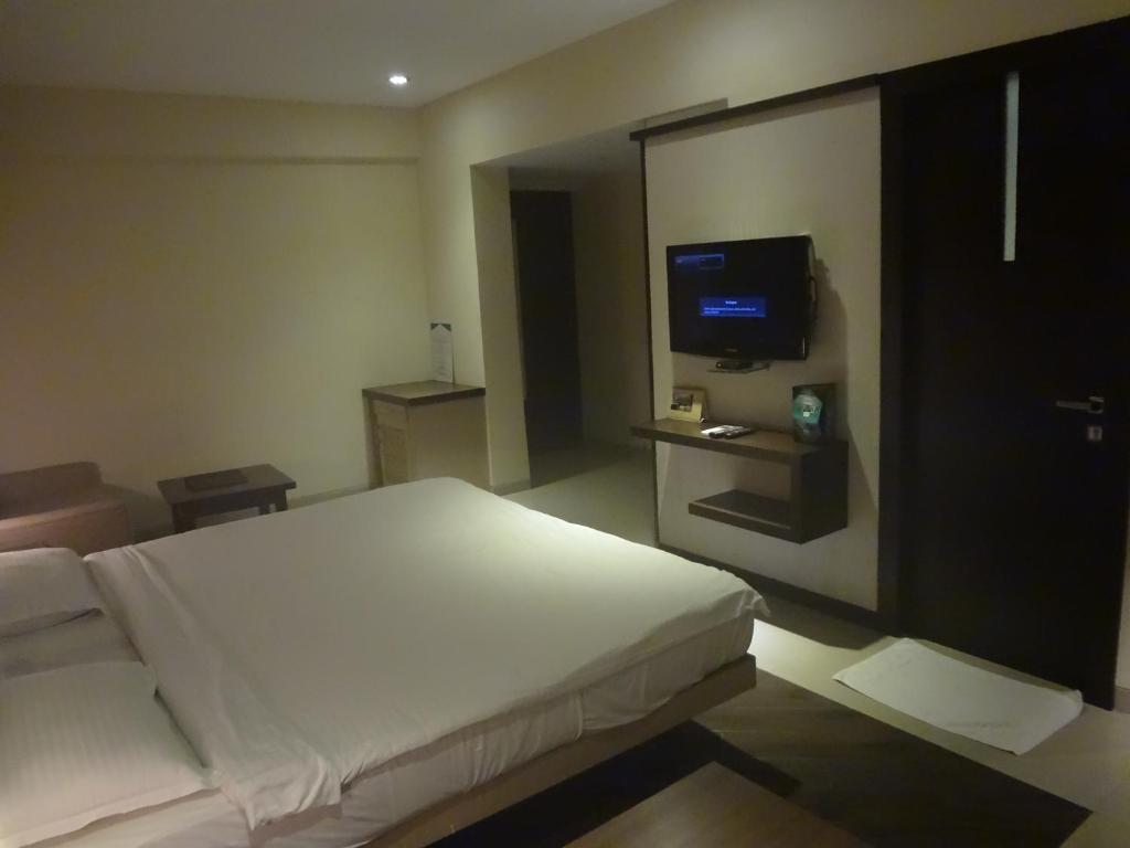 Hotel Capitol Thane Bagian luar foto