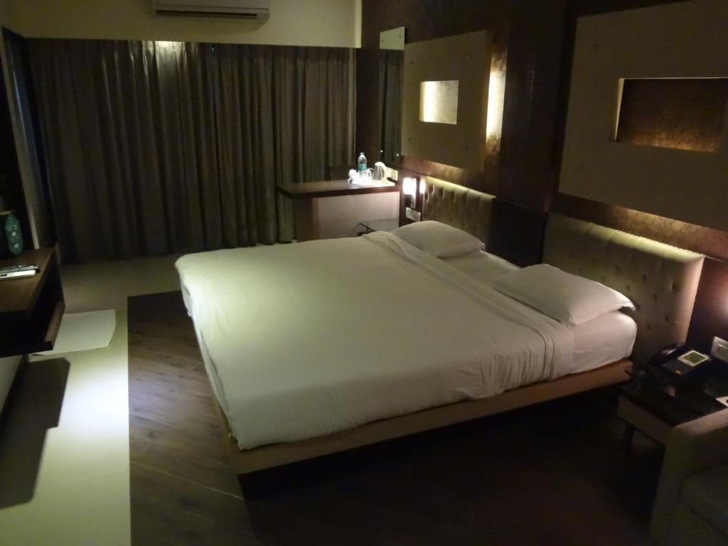 Hotel Capitol Thane Bagian luar foto