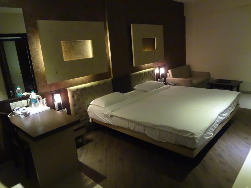 Hotel Capitol Thane Ruang foto