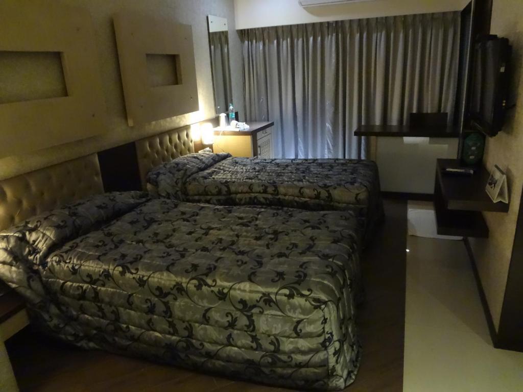 Hotel Capitol Thane Bagian luar foto