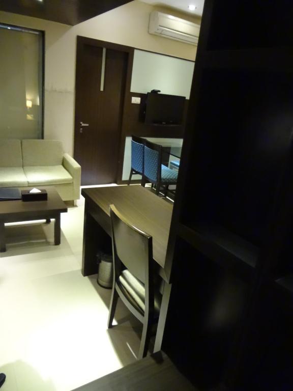 Hotel Capitol Thane Bagian luar foto