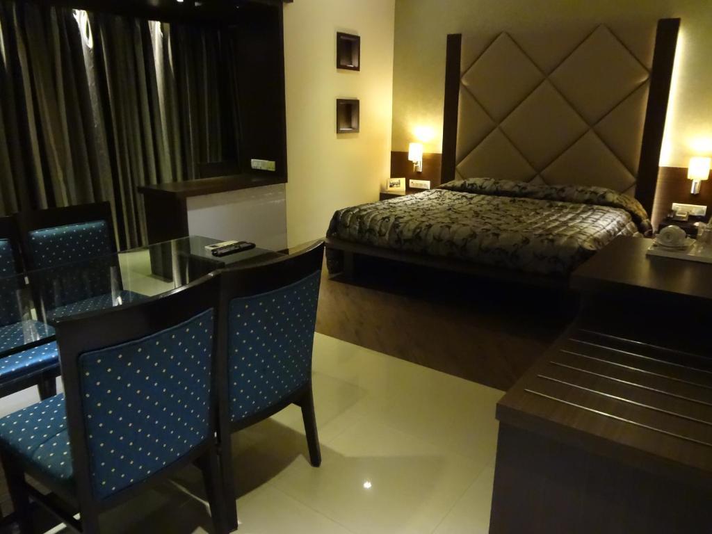 Hotel Capitol Thane Ruang foto