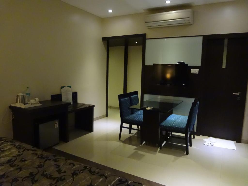 Hotel Capitol Thane Bagian luar foto