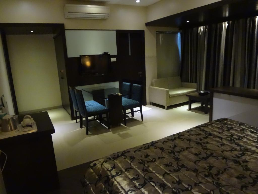 Hotel Capitol Thane Bagian luar foto