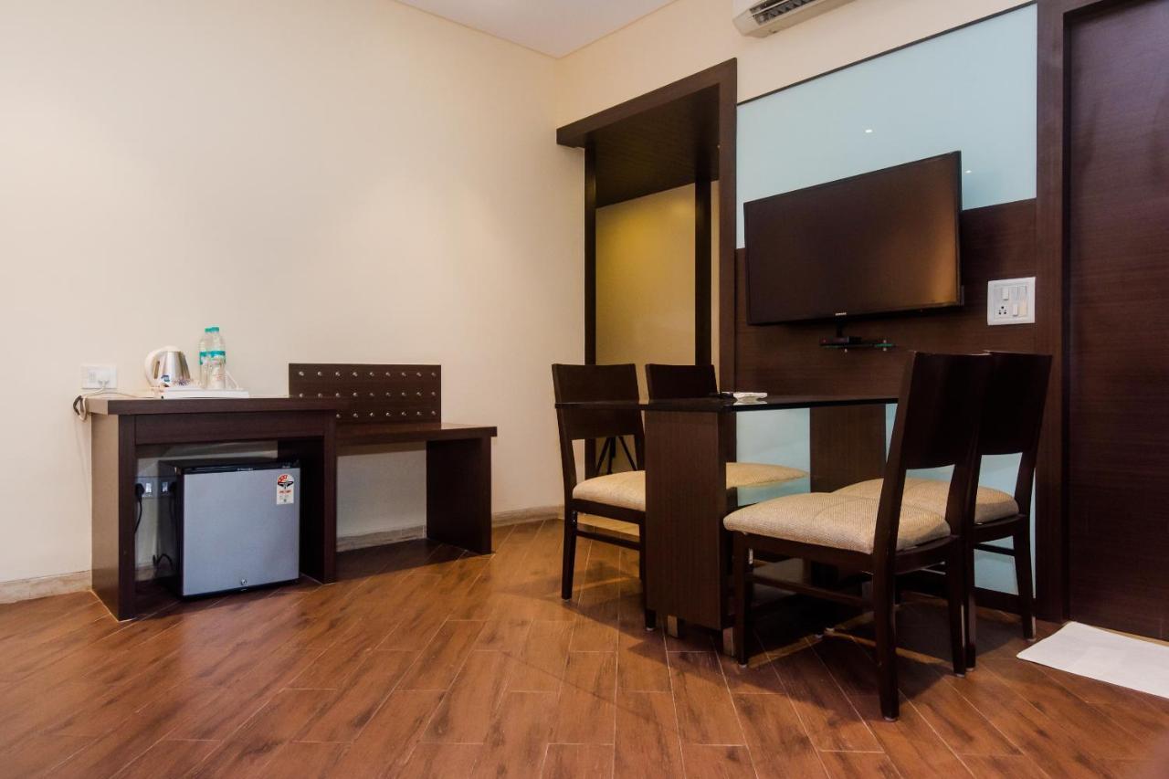 Hotel Capitol Thane Bagian luar foto