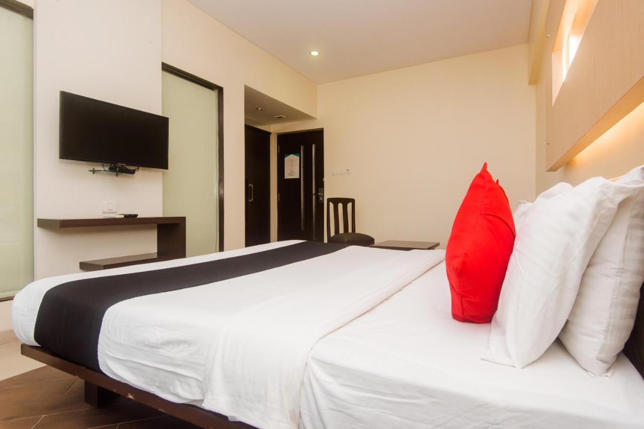 Hotel Capitol Thane Bagian luar foto