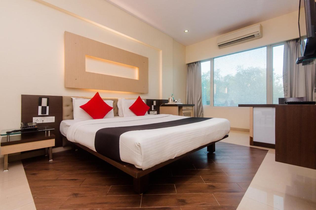 Hotel Capitol Thane Bagian luar foto