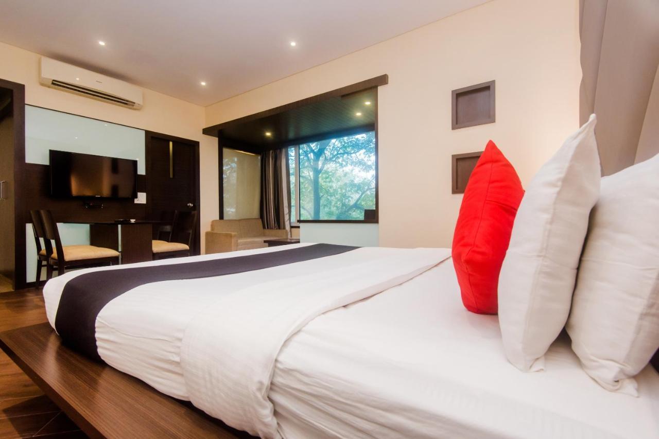 Hotel Capitol Thane Bagian luar foto