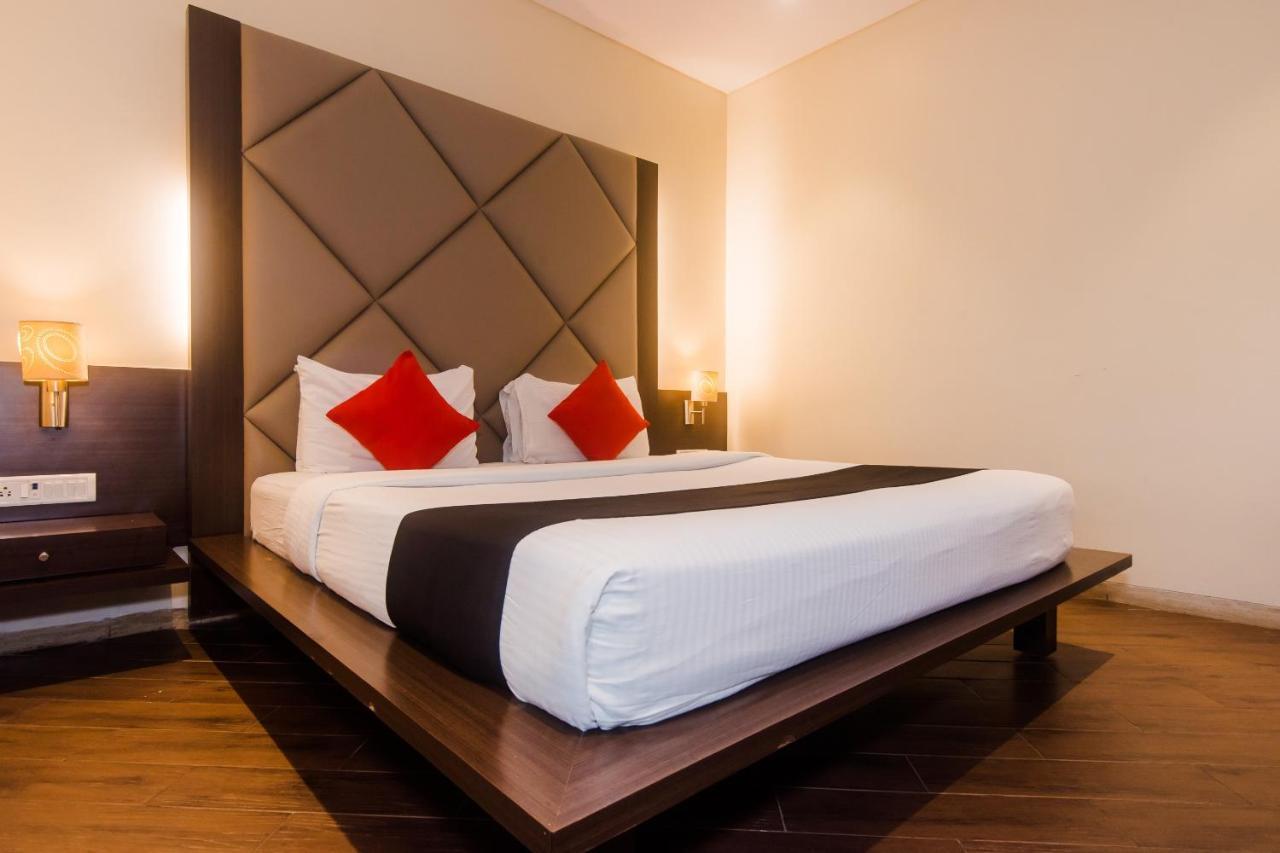 Hotel Capitol Thane Bagian luar foto